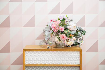 墙附近一个抽屉箱的花瓶 有几何图案主义者房间极简房子制品装饰粉色家庭陶瓷家具图片
