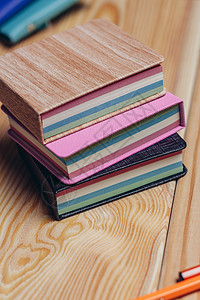办公室木制桌纸工作是教育 有彩色笔纸日历电话记事本木头铅笔商业持有者卡片桌面键盘图片
