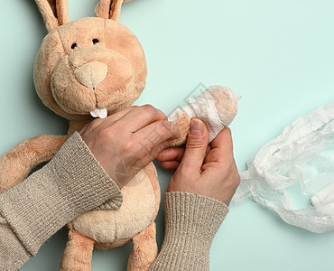软肥兔 带绷带的爪子和白医用绷带药品医院工作室玩具伤害疾病治疗伤口疼痛动物图片
