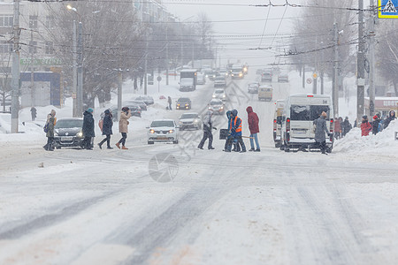 俄罗斯图拉2020年2月13日 公民在下大雪时穿越城市道路安全社论风险自然灾害行人街道男人风暴市中心降雪图片