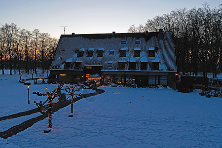 荷兰农村冬季传统雪地农舍 来自荷兰的农村地区 冬天小屋农家建筑学农田农场村庄房子历史性住宅日落图片