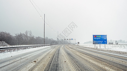 在荷兰冬季暴风雪期间驾驶A1高速公路的车道下雪场景旅行国家状况天气降雪风暴基础设施交通图片