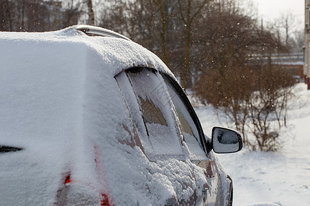 车轮上满是雪雪和雪飘动的汽车近视陷阱风暴晴天雪堆驾驶旅行漂移季节运输车辆图片