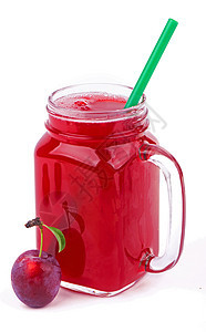 杯子里的梅子果汁 有新鲜李子水果 白底绝缘食物甜点白色紫色浆果叶子图片