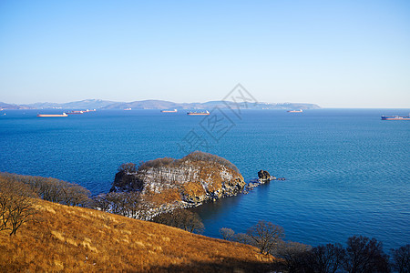 与Nakhodka湾和船只相视的海景图片