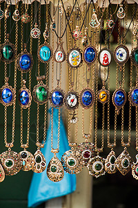 在集市的手工制银或金属配件礼物钻石首饰收藏项链奢华配饰古董珠宝手镯背景图片