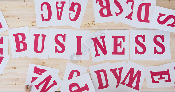 商业创造概念凸版字母桌子公司木头红色白色创造力战略工作图片