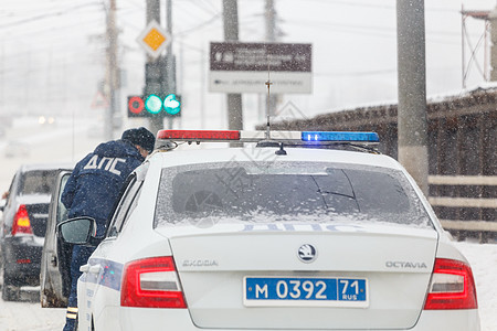 俄罗斯图拉Tula2020年2月13日 冬季天光下雪时 俄罗斯警车在冬季降雪 缩写DPS意指公路巡逻处情况社论男人车辆检查员汽车图片