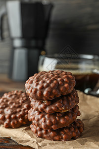 在黑暗背景 文字空间下木制桌边的巧克力饼干和咖啡杯堆叠式巧克力饼干图片