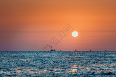 海底深海的明亮日落地平线船舶太阳海景天空图片