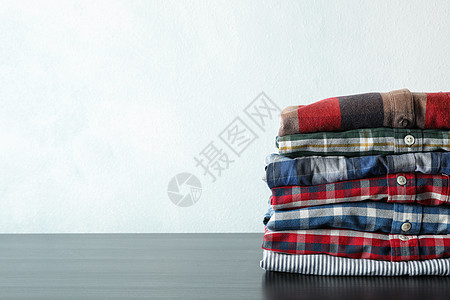 在 tex 的黑色表空间上堆放不同的衬衫桌子购物中心零售销售纺织品折扣洗衣店衣服收藏男人图片