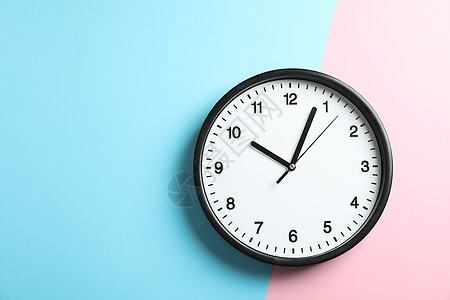 两色粉红色和浅蓝色背景的 双音固色大办公室钟表警报黑色商业绿色模拟黄色白色小时时间粉色背景图片