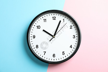 两色粉红色和浅蓝色背景的 双音固色大办公室钟表白色蓝色粉色警报商业时间黑色模拟黄色小时背景图片