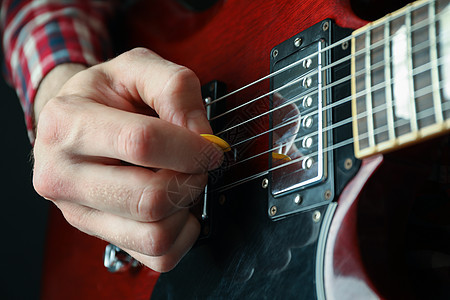 男人在黑暗背景下玩电吉他 特写酒吧音乐家音乐会工作室耀斑独奏摇杆吉他桌子蓝调图片