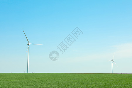 绿色草地的风力涡轮机 文字空间 美丽的春绿蓝色天空风车涡轮车站发电机农场草原场地力量图片