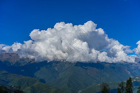 山地景观对抗多云的蓝色天空植物山峰山脉树木高度植被森林图片