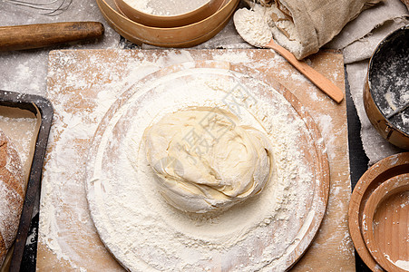 白小麦面粉的圆木板 金属桶和木滚动针上装着白面粉擀面杖糕点面团小麦食谱烹饪厨房馅饼勺子食物图片