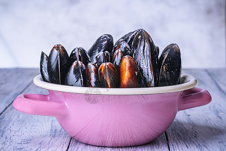 木板上的碗里有煎饼的贝壳 海鲜味道烹饪食物壳类营养团体黑色柠檬贝类餐厅图片