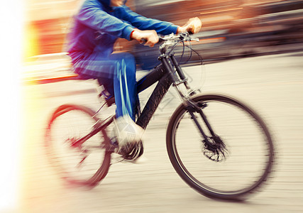 城市路路上骑自行车者抽象图像骑士男人速度运动道路生活方式车轮司机城市汽车背景图片