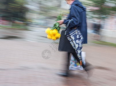 孤独的女人 带着一束鲜花和伞悲伤叶子阳伞运动寂寞场景成年人情绪女性老化图片