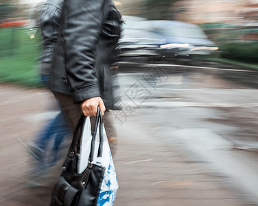 一群人在十字路口过马路路口城市穿越工人市中心成人团体路面小时运动图片