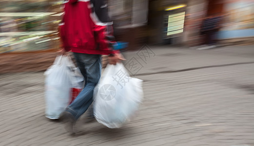 一个穿着运动服 带购物塑料袋的男人的抽象形象图片