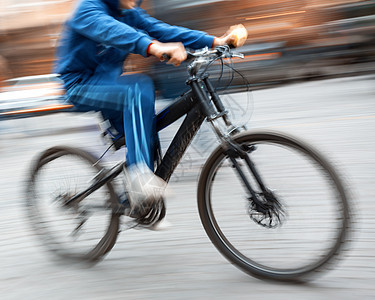 城市公路交通中的骑自行车者汽车自行车运输速度踏板车轮城市运动道路街道图片