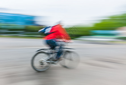 在城市公路上骑自行车的人运动交通背景城市骑士运输汽车生活方式车轮男人图片