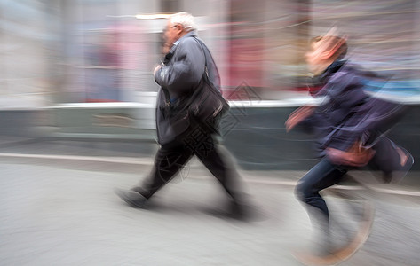 走沿街道的奔跑的男孩和一位年长的人图片