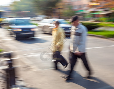 一群人在十字路口过马路路面行人团体人行道男人成人城市市中心街道人群图片