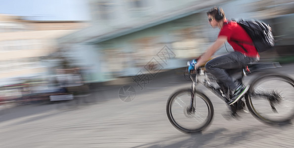 青年男子在街上骑自行车城市骑士生活方式运动背景交通男人速度道路街道图片