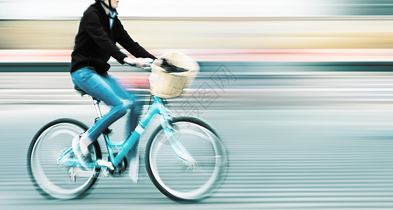 城市公路上的骑自行车者形象摘要交通自行车车轮城市生活方式道路运动街道男人踏板图片