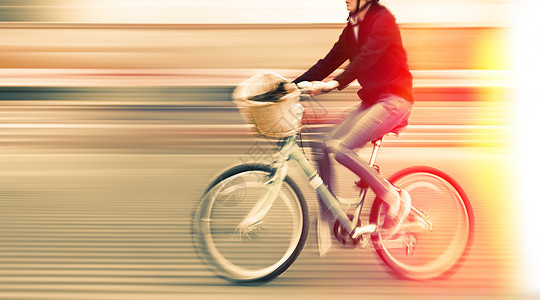 城市公路上的骑自行车者形象摘要生活方式交通速度汽车背景运动街道踏板自行车道路图片