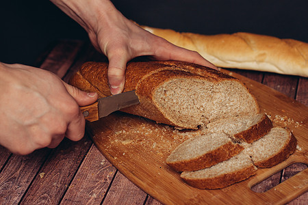 在切菜板上切新鲜的面包 烤面包饭种子摄影文化乡村食物小麦美食面粉营养早餐图片