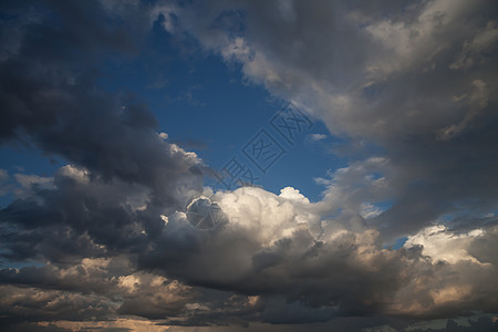 乌云的暴雨云景气候积雨空气戏剧性天堂环境雷雨天空灾难图片