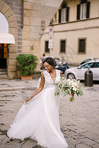 在意大利佛罗伦萨举行婚礼 美籍黑人新娘穿着白色礼服 她手上戴着长面纱和花束魅力主义夫妻投标绅士捧花混血大男子胡子婚纱图片