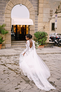 在意大利佛罗伦萨举行婚礼 美籍黑人新娘穿着白色礼服 她手上戴着长面纱和花束花朵胡子亲热发型庆典婚纱魅力种族夫妻绅士图片