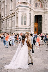 非裔美籍新娘和高加索新郎在Duomo广场的人群中接吻 意大利佛罗伦萨举行婚礼 (续)图片