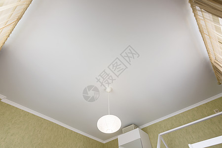 在一个卧室室内的拉伸白色垫子天花板缝合图片