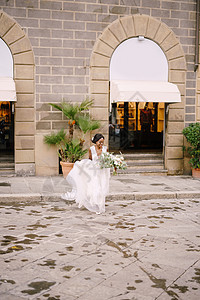 在意大利佛罗伦萨举行婚礼 美籍黑人新娘穿着白色礼服 她手上戴着长面纱和花束捧花街道投标花朵发型庆典亲热婚纱夫妻绅士图片