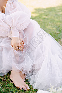 新娘赤脚在草地上 旁边是鞋子和一束花 在意大利佛罗伦萨的一个古老的别墅酒庄举行婚礼庆典女士花束冒充修脚连衣裙发型投标羽毛魅力图片