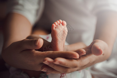 父母亲握着新生儿的手脚脚趾皮肤手指安全生活母亲婴儿新生父母身体图片