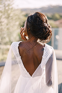 目的地优雅的婚礼在意大利佛罗伦萨举行 在佛罗伦萨城市景观的背景下 一位非洲裔美国新娘身着都市礼服背对站立婚纱皮肤魅力冒充面纱庆典图片
