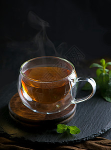 茶叶概念 茶壶和茶茶 以木为背景 茶仪式 在透明杯子里的绿茶茶点饮料文化高架菜单液体食物草本植物排毒植物图片