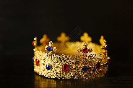 金皇冠上满是蓝色和红色宝石图片