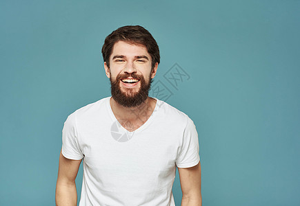 一位热情男子的肖像 在蓝色背景下种植的视野中复制空间微笑人士成人灰色手指男性手势胡须快乐商务图片