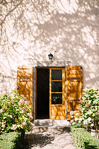 旧木门开着 意大利别墅的外墙图片