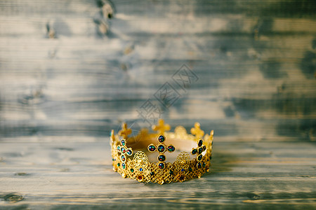 在教堂举行婚礼时 金皇冠上满是宝石和宝石冠冕荣耀女王宝藏黑色国王贵金属加冕版税镶嵌图片