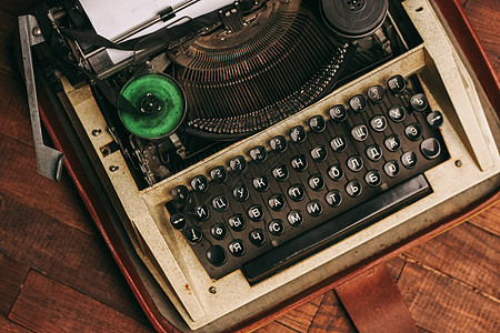旧式打字机 用木木背景的钥匙和白纸纸机器商业静物金属打印新闻业乡愁办公室作者床单图片