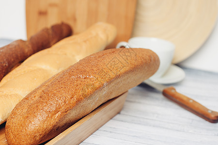 餐桌上的新鲜面包面包箱菜食口粮农业早餐粮食谷物烘烤面包师木头种子食物健康图片